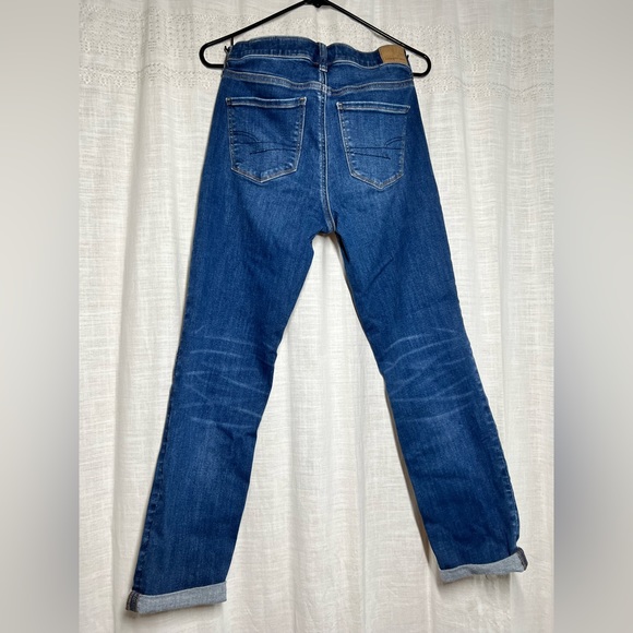 American eagle high rise mom jeans. Size 6 - Picture 2 of 2